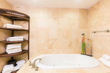 Deep soaking bathtub
