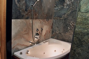 Jetted tub