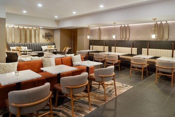 Lounge 49 of 61