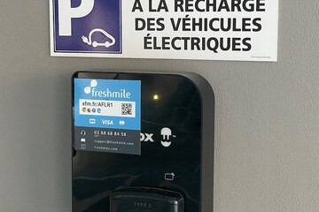 Electric vehicle charging station