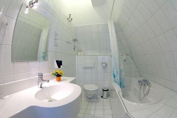 Deep soaking bathtub