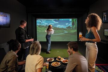 Indoor golf driving range