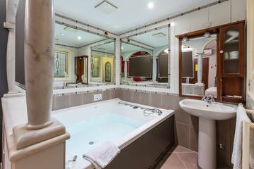 Private spa tub