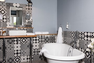 Deep soaking bathtub