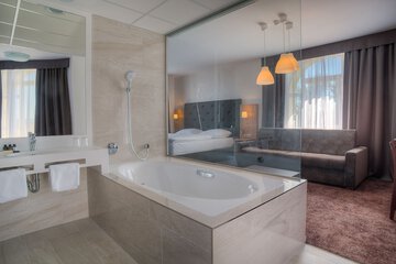 Deep soaking bathtub