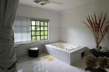 Deep soaking bathtub
