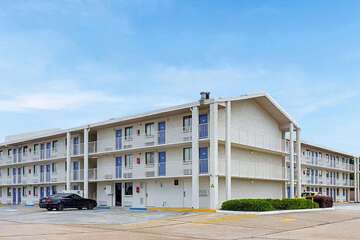 Super 6 Inn & Suites Baton Rouge