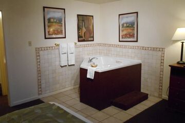 Deep soaking bathtub