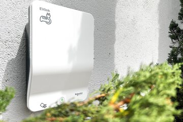 Electric vehicle charging station