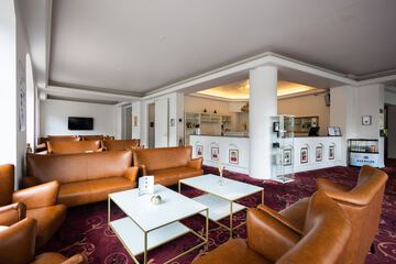 Lobby lounge