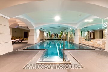 Indoor/outdoor pool