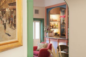 Lobby lounge
