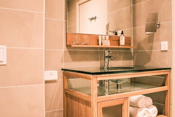 Bathroom sink