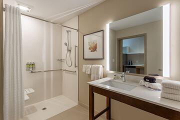 Room 17 of 28