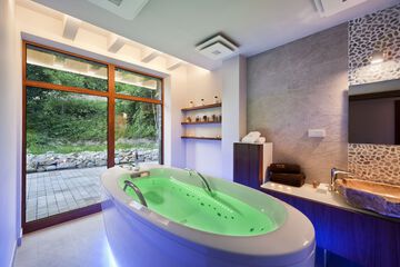 Deep soaking bathtub
