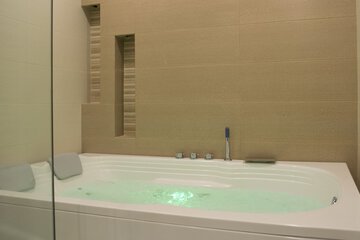 Jetted tub