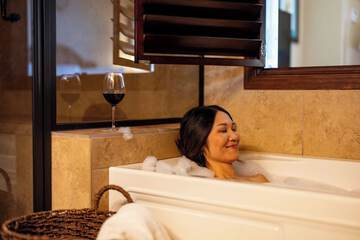 Deep soaking bathtub