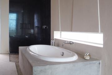 Deep soaking bathtub