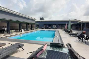 Swim-up bar