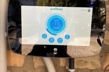 Electric vehicle charging station
