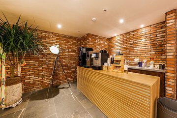 Lobby lounge
