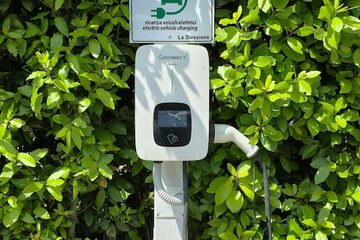 Electric vehicle charging station