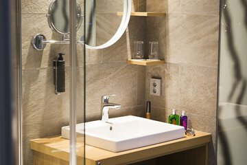 Bathroom sink