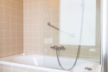 Deep soaking bathtub