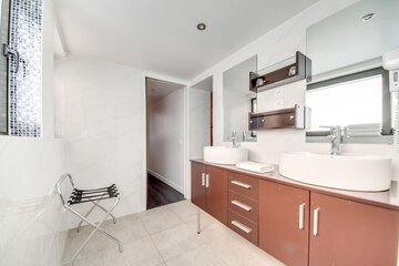 Bathroom sink