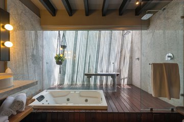 Jetted tub