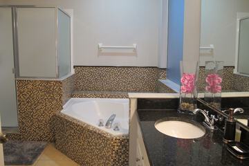 Deep soaking bathtub