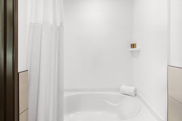 Deep soaking bathtub