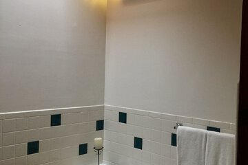 Deep soaking bathtub