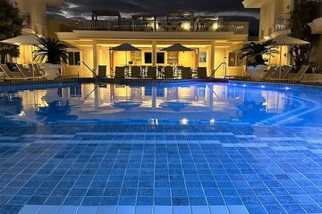 Poolside bar