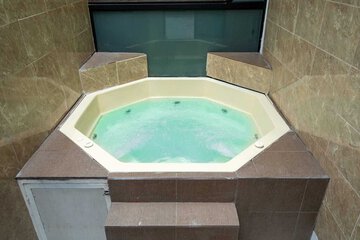 Indoor spa tub