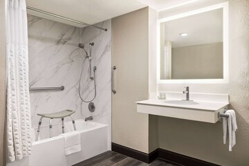 Room 27 of 32