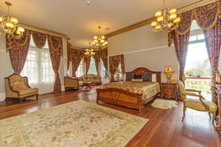Room 27 of 73
