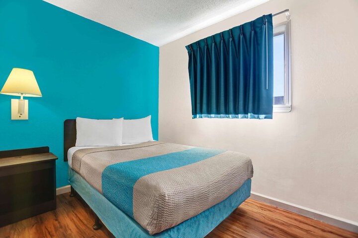 1 King Bed (8 of 13)