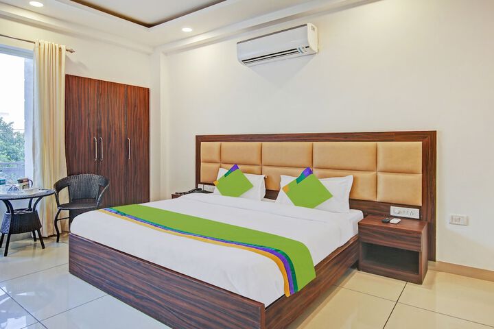 Room 7 of 32