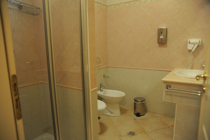 Room 11 of 28