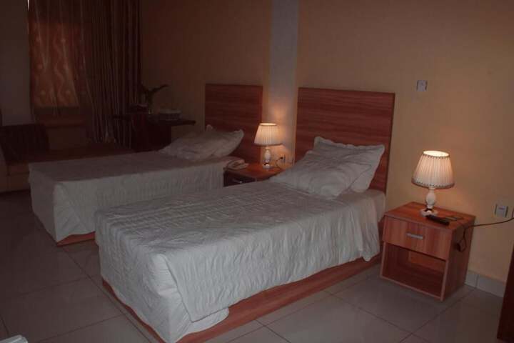 Room 4 of 18