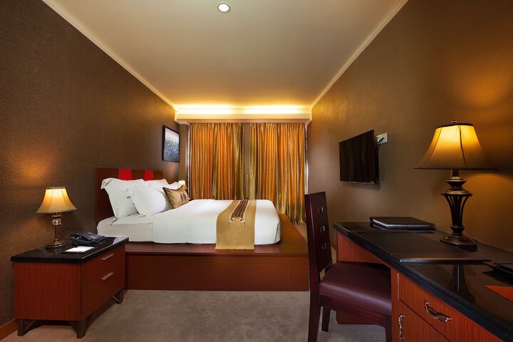 Room 8 of 16