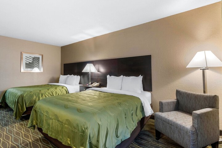 1 Queen Bed (3 of 18)