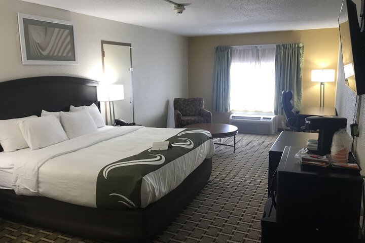 2 Queen Beds (2 of 3)