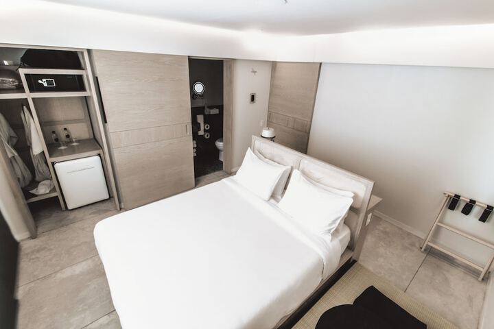Room 15 of 48