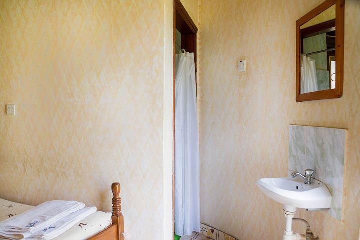 Room 12 of 34