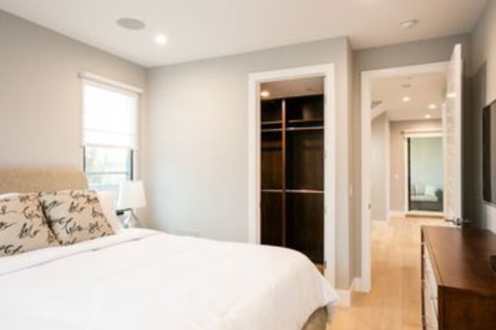 Photo of Stunning Luxury - Four Bedroom Home