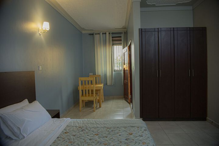 Room 5 of 9