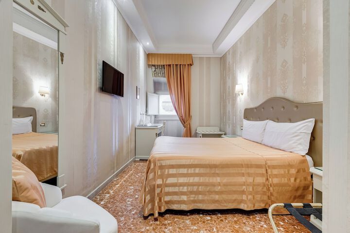 Room 25 of 106