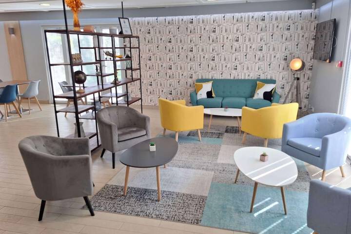 Lounge 17 of 27